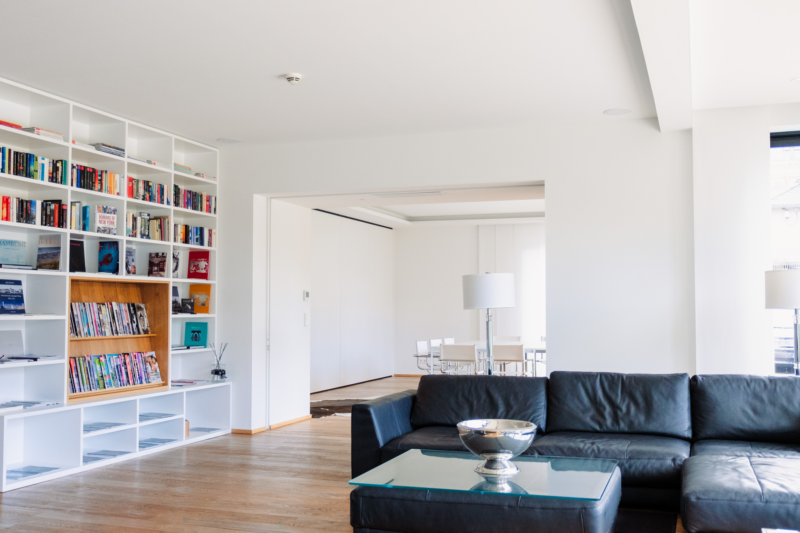 VOSS Villa — Lounge mit Bibliothek