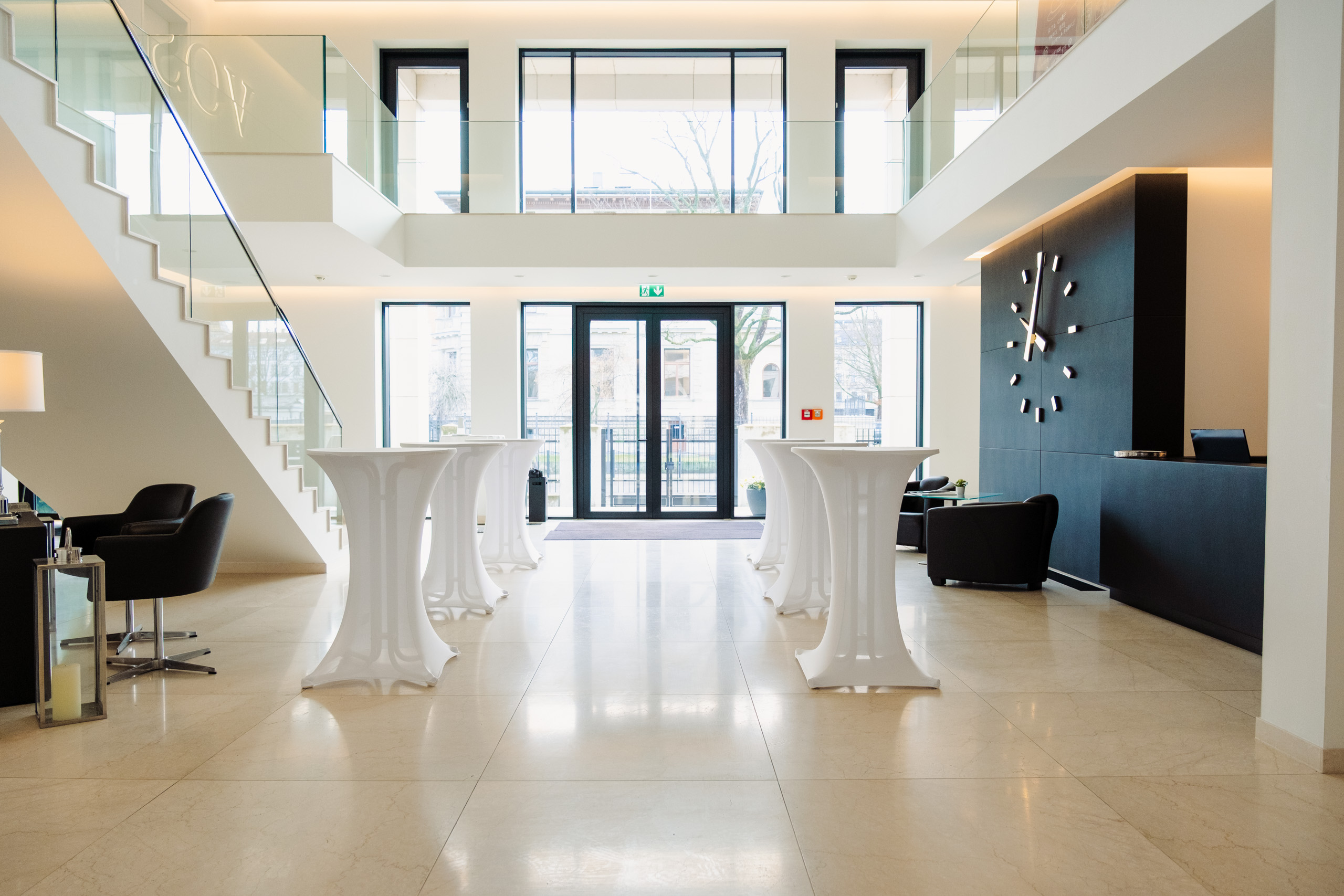 VOSS Villa — Foyer mit Stehtischen und Empfangsbereich